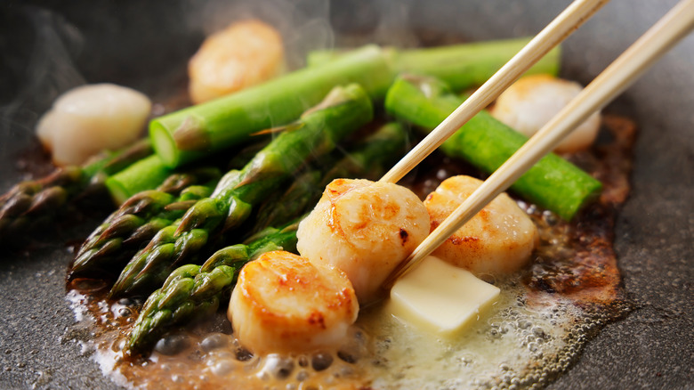 Scallops with asparagus