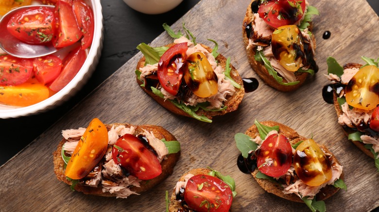 Tuna crostini with tomatoes