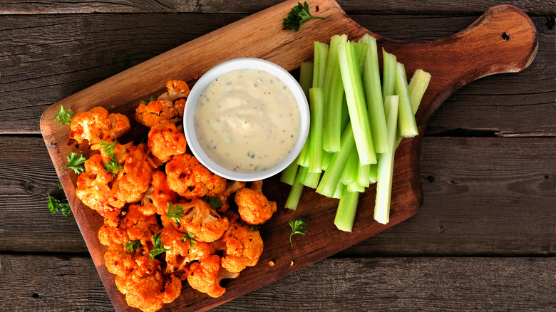 Buffalo wings with celery