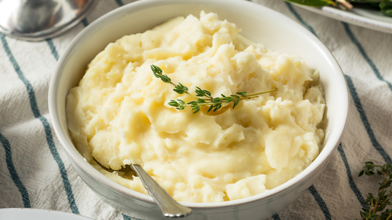 Bowl of mashed potatoes