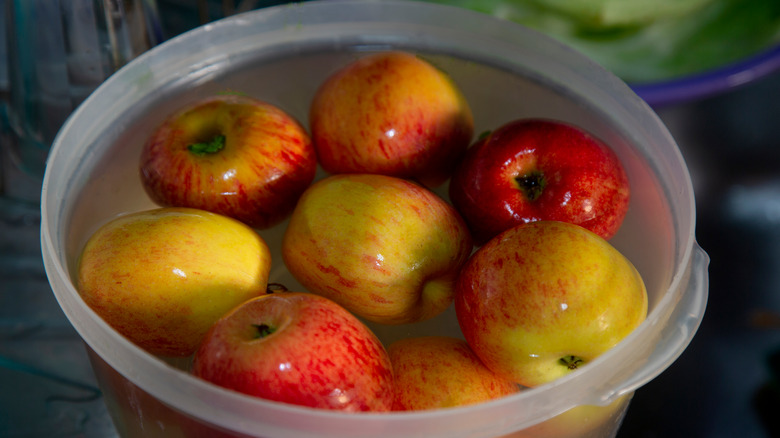 apples in baking soda solution