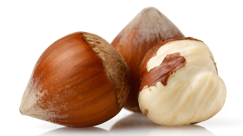 whole hazelnuts with skin