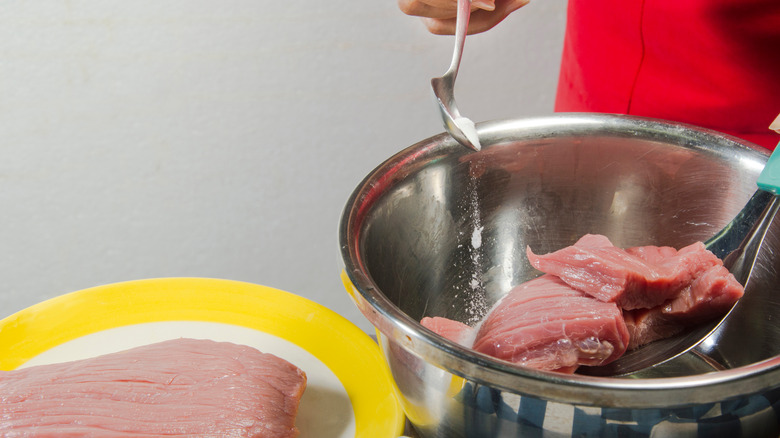 baking soda with raw meat