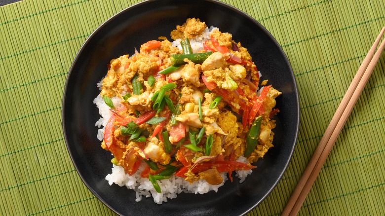 pad thai on black plate with chop sticks