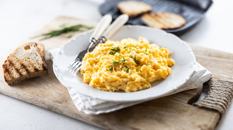 scrambled eggs with toast