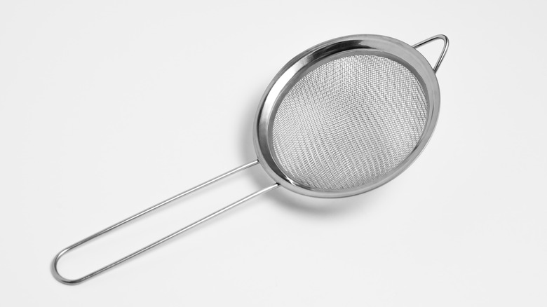 Handheld strainer