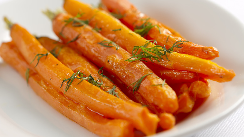 Baked carrots with herbs