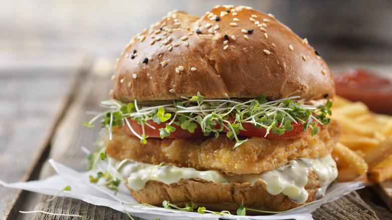 Fish burger with tartar sauce