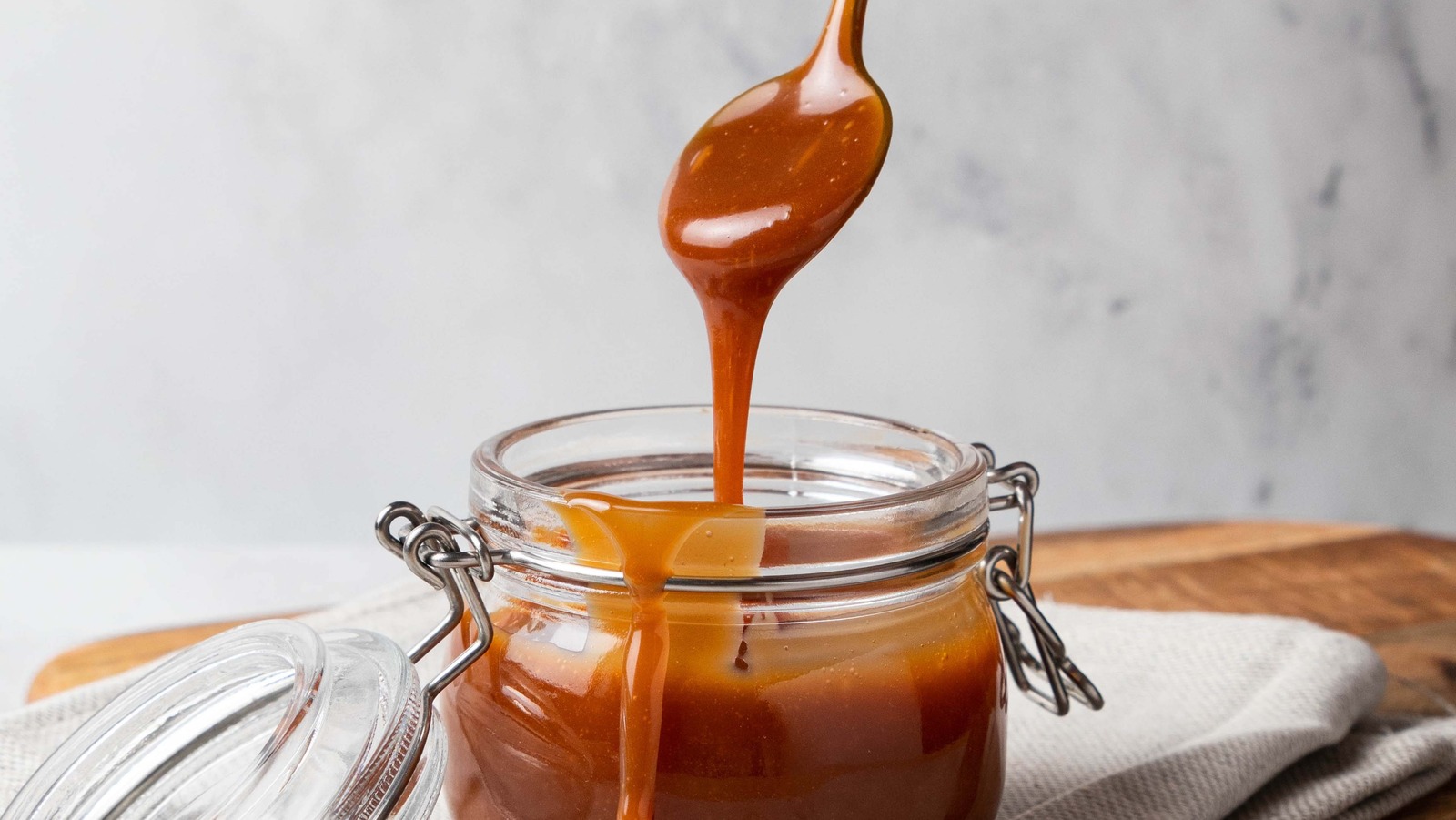 https://www.thedailymeal.com/img/gallery/14-common-mistakes-everyone-makes-with-homemade-caramel/l-intro-1697144200.jpg