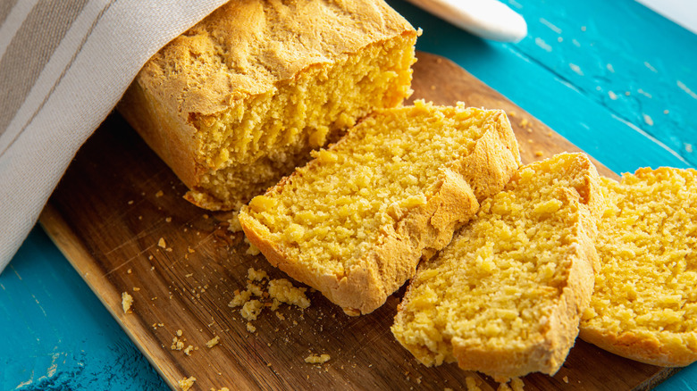 https://www.thedailymeal.com/img/gallery/14-common-mistakes-to-avoid-when-making-cornbread/intro-1703789363.jpg