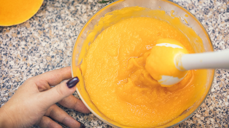 making pumpkin soup with emulsifier