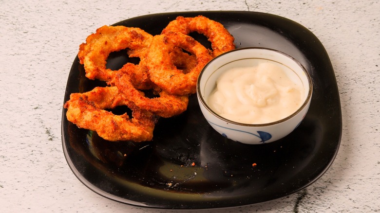 seasoned onion rings and sauce