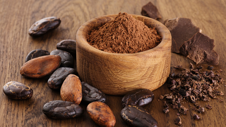 Powdered cocoa and cocoa pods