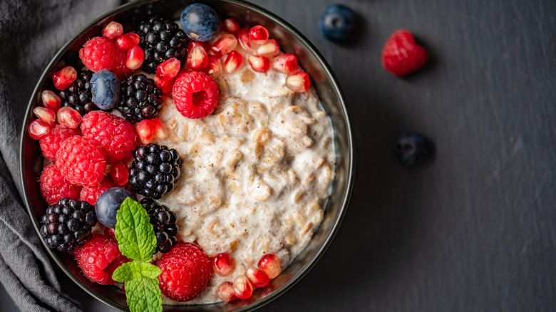 oatmeal with fresh berries