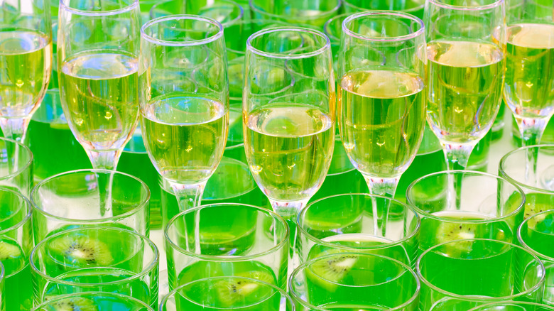 Sparkling wine cocktails with kiwi