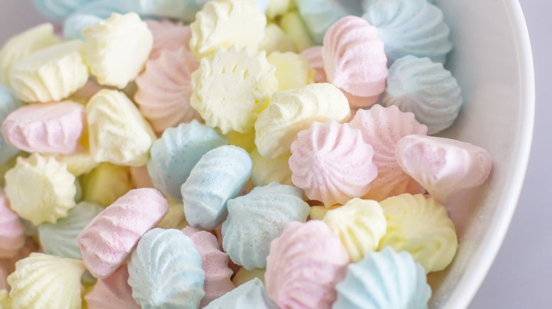 Colorfuli mini meringues in bowl 