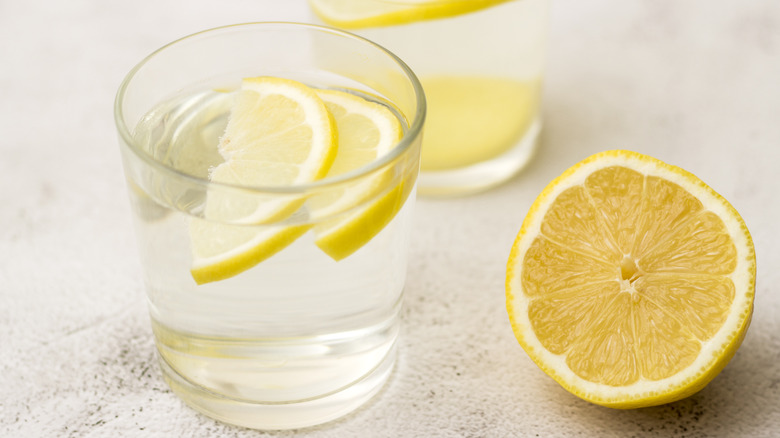 lemon in water