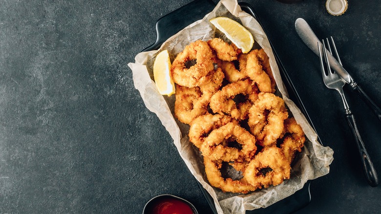 fried calamari with lemon