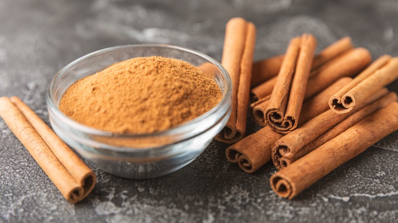 cinnamon sticks and powdered cinnamon