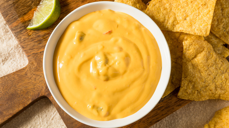 Cheese dip with lime and chips