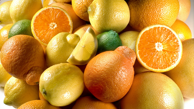 Pile of oranges and lemons