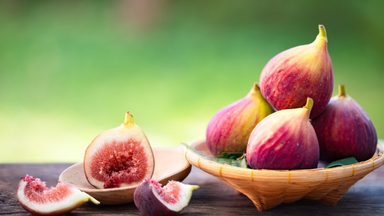 Fresh figs in a bowl