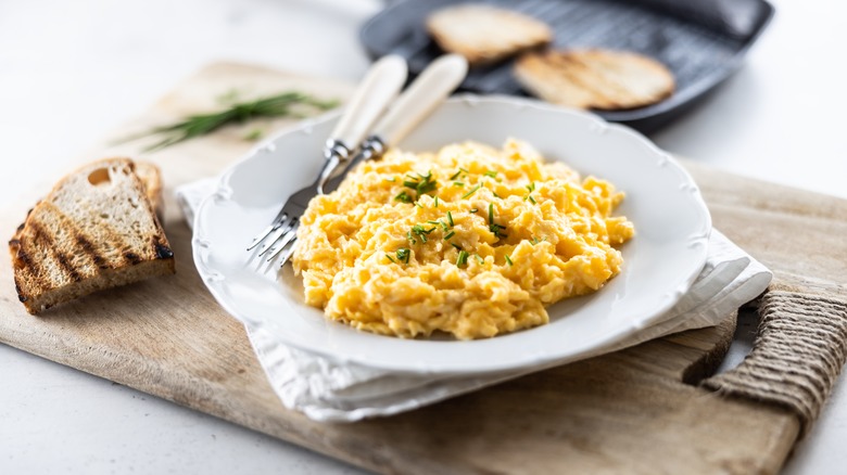 scrambled eggs with toast