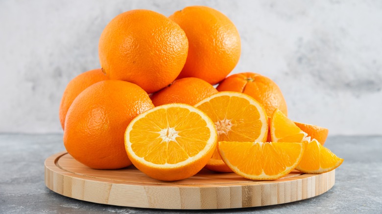 Whole and sliced fresh oranges