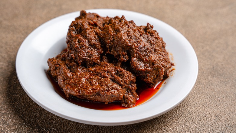 plate of beef rendang