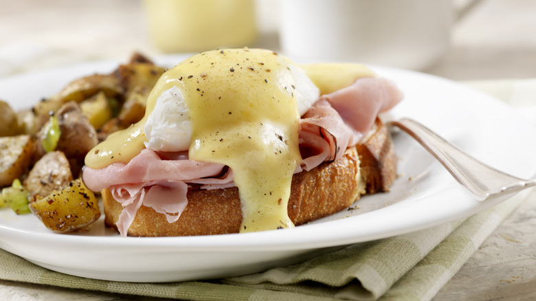 eggs benedict with ham