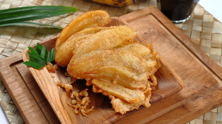 pisang goreng on wooden board