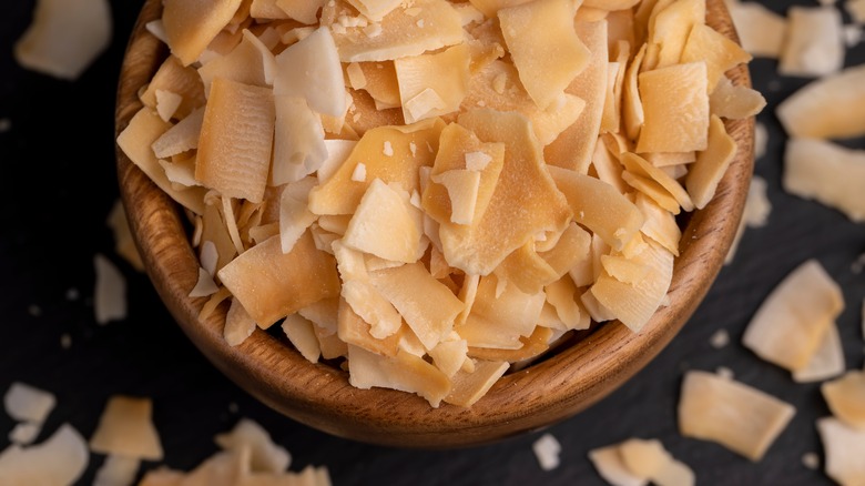 toasted coconut shavings