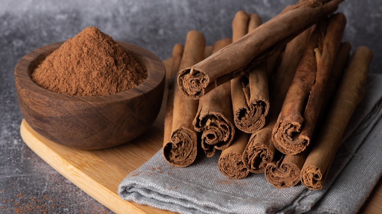 Ground cinnamon and cinnamon sticks