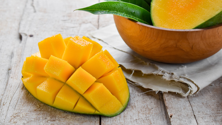 sliced mango