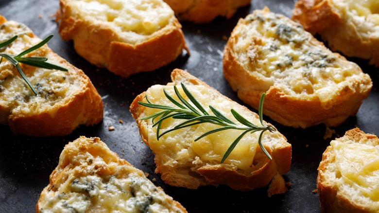cheese toasts with herbs