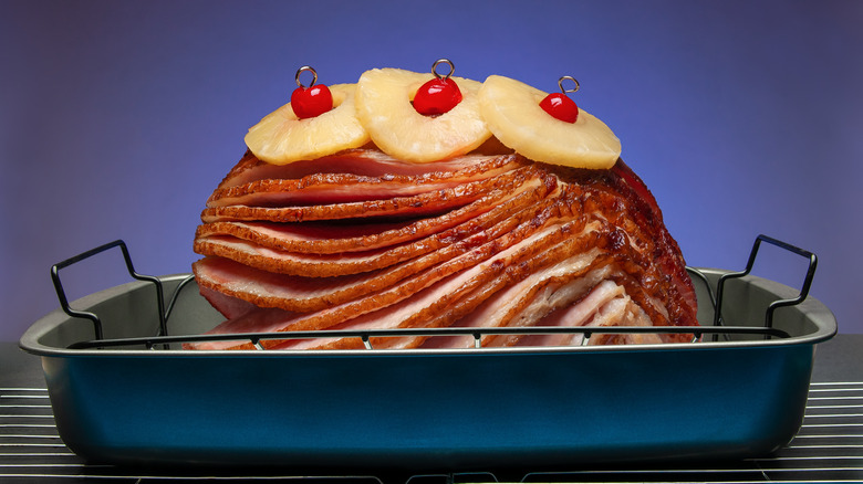 Baked ham with pineapple slices