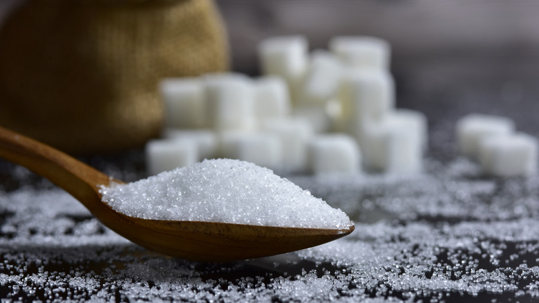 sugar in spoon and cubes