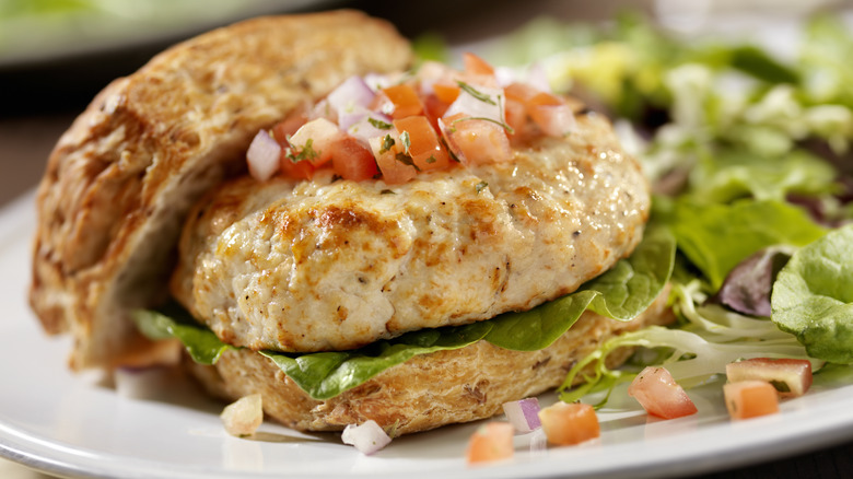 Turkey burger with spinach and salsa