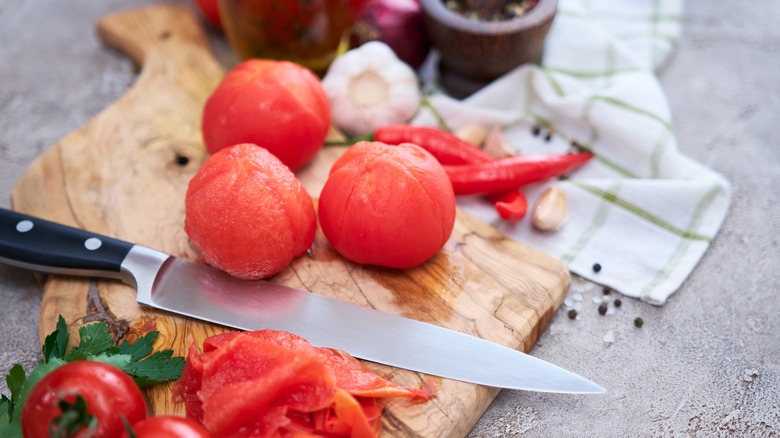 Peeling tomatoes