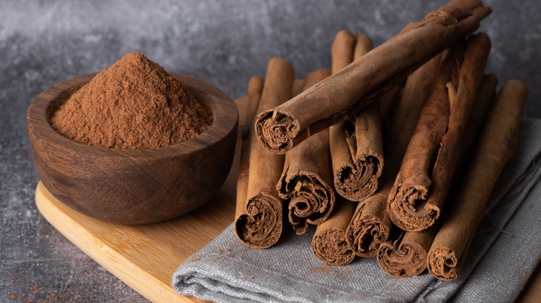 Ground cinnamon and cinnamon sticks