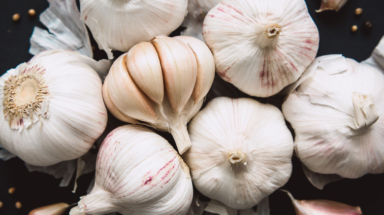 garlic bulbs in a pile