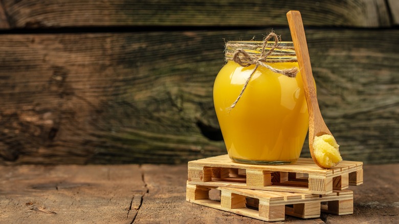 ghee in jar on pallet