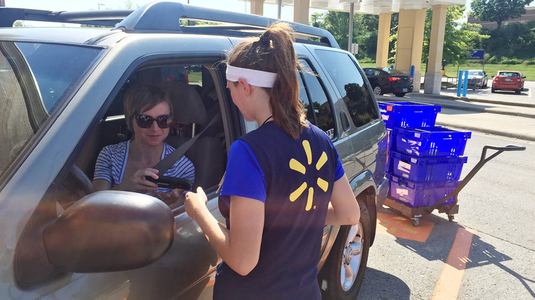 woman getting Walmart grocery pick-up