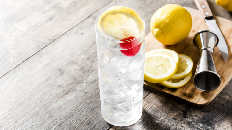 Tom Collins cocktail with sliced lemon