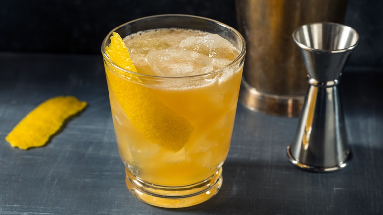 Gold rush cocktail