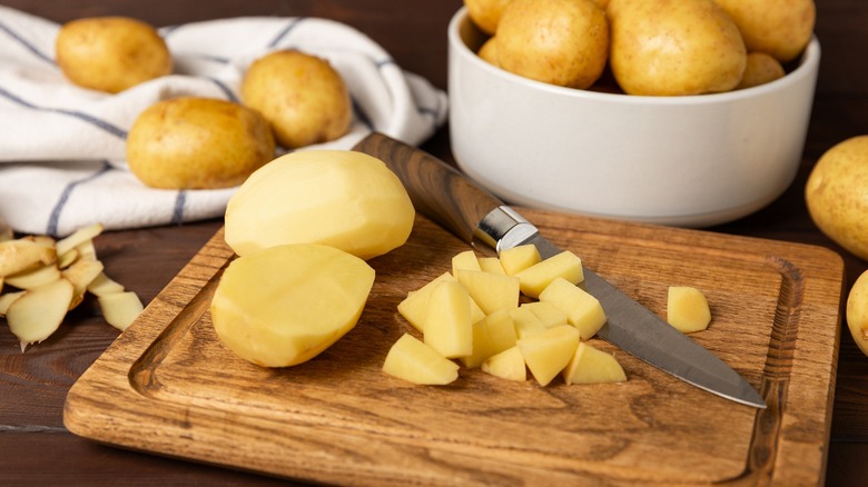 Some materials for cutting up raw potatoes