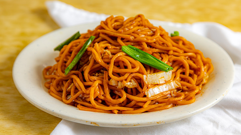 lo mein on a plate