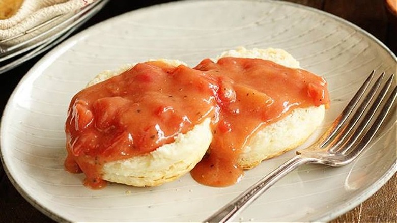 Tomato gravy with biscuits