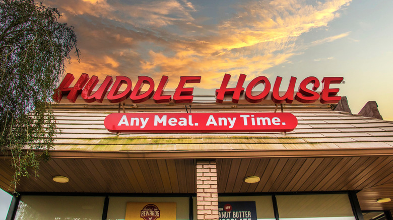 Huddle House restaurant exterior