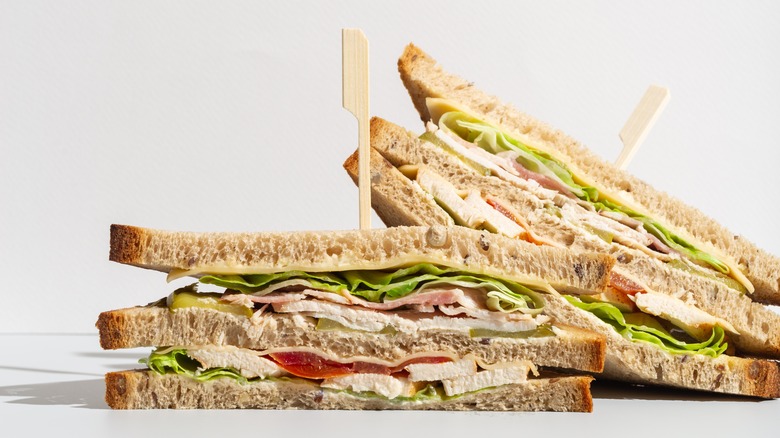 sandwich on thin bread slices